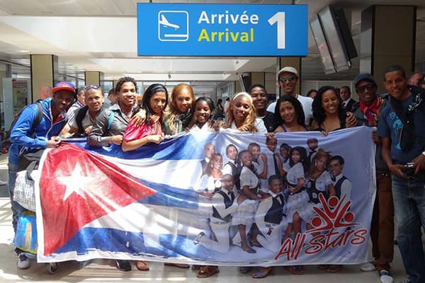groupe tenant une bannière avec drapeau portoricain