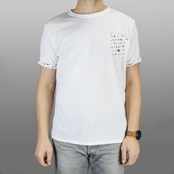 torso van een man met een wit gesublimeerd t-shirt