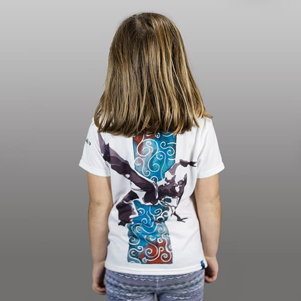 achterkant van meisje met een kleurrijk capoeira gesublimeerd t-shirt