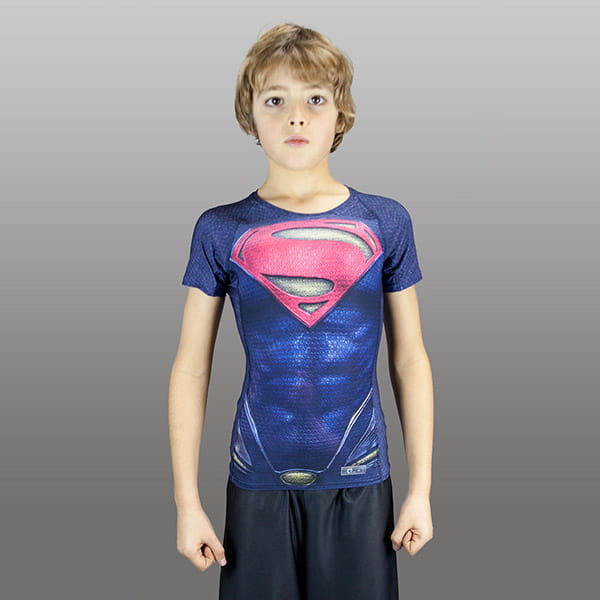 enfant blond portant un haut de compression superman