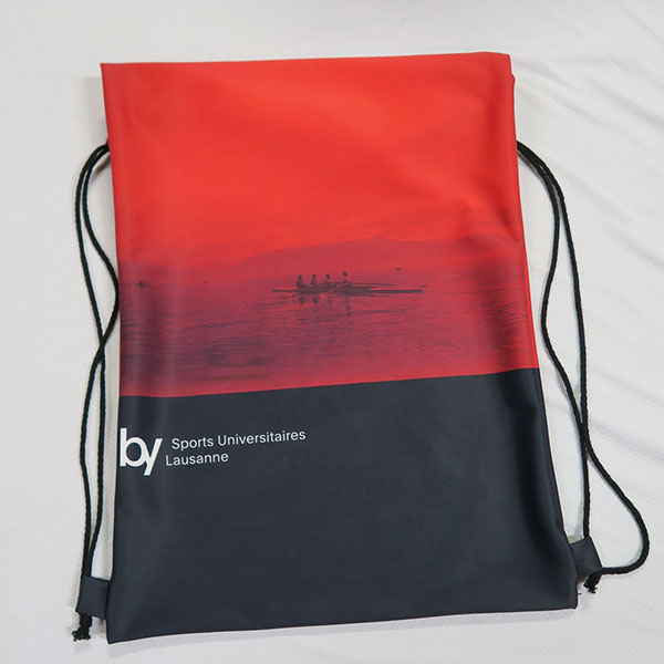 sac à cordon rouge et noir à plat