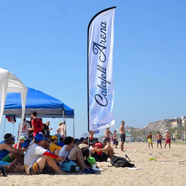 witte calafell veer banner met mensen die op het strand zitten