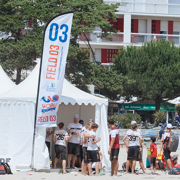 veer banner, tent en spelers op strand