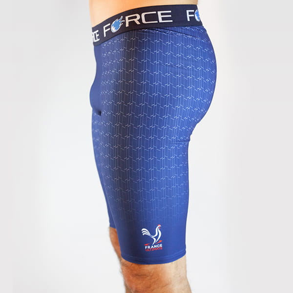 zijaanzicht van de benen van een man met blauwe korte legging met Force riem