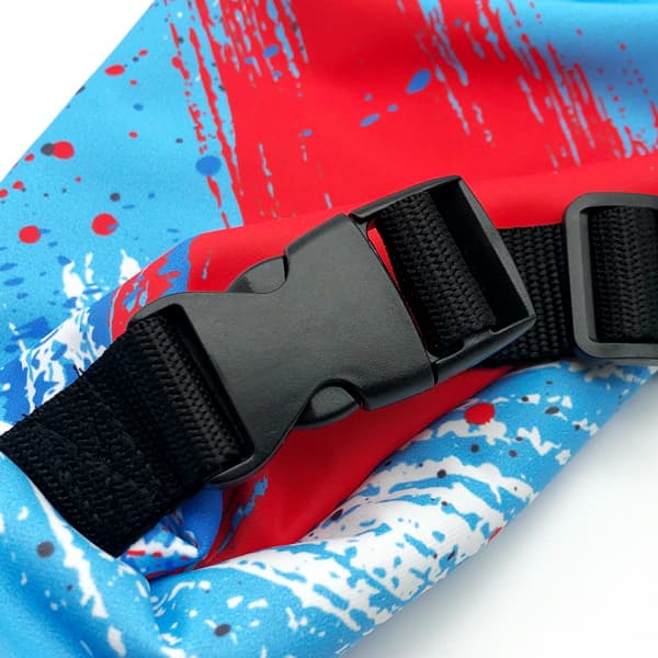 zwarte band met clipsluiting op gesublimeerd blauwe textiel