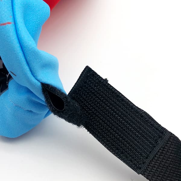 zwarte band en klittenband op gesublimeerd blauwe textiel