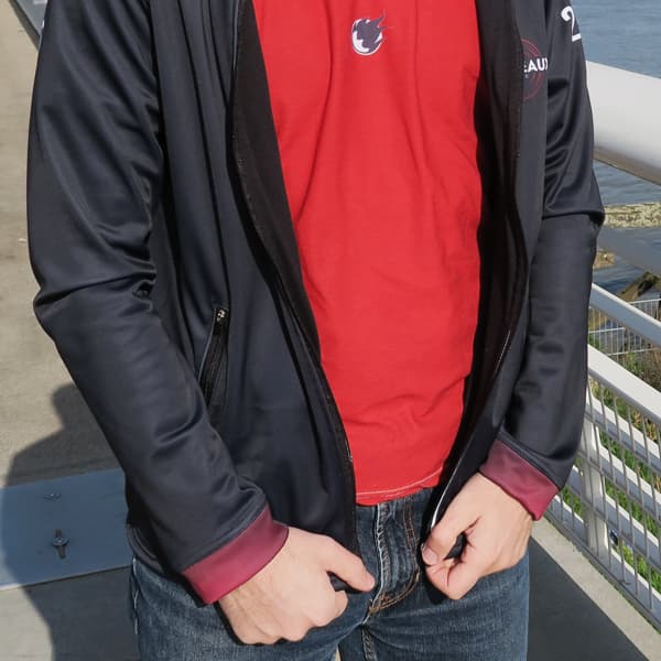 torso van man met rood tshirt en een geopend zwart sportjasje