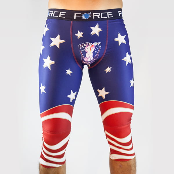 vooraanzicht van de benen van een man die een blauwe en rode Amerikaanse panty met Force-riem draagt