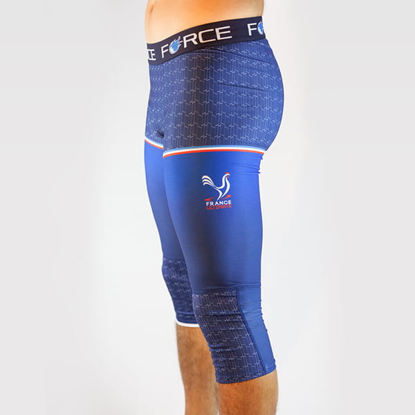 linker profielaanzicht van de benen van een man die een blauwe panty met Force-riem draagt