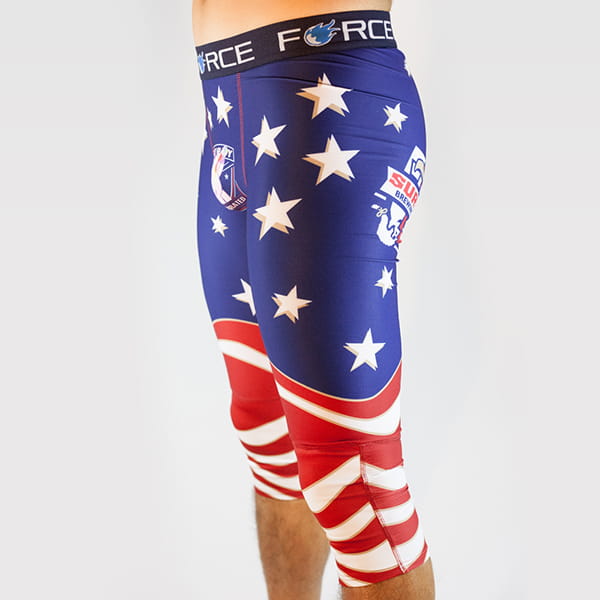linker profielaanzicht van de benen van een man in blauwe en rode Amerikaanse panty met Force riem