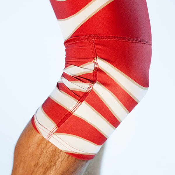 genou avec collants renforcés rouges