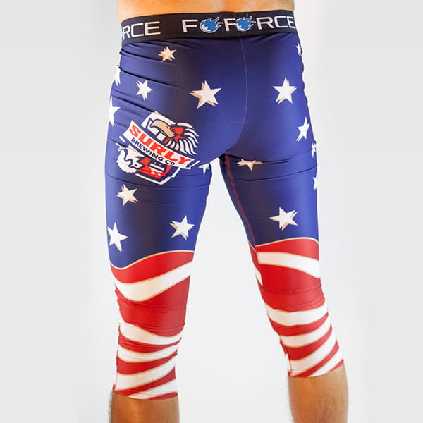 achteraanzicht van de benen van een man met blauwe en rode Amerikaanse panty met Force riem
