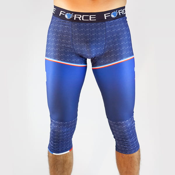 vooraanzicht van de benen van een man die een blauwe panty met Force-riem draagt