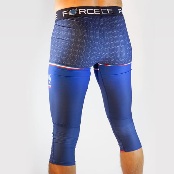 achteraanzicht van de benen van een man die een blauwe panty met Force-riem draagt