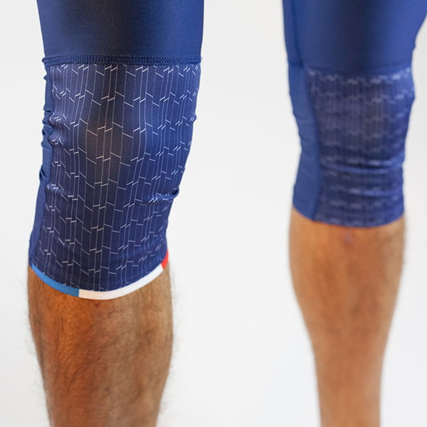 genoux avec collants bleus renforcés par des patchs