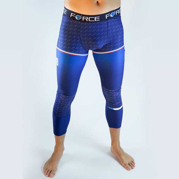 vooraanzicht van de benen van een man die een lange blauwe leggings met Force-riem draagt