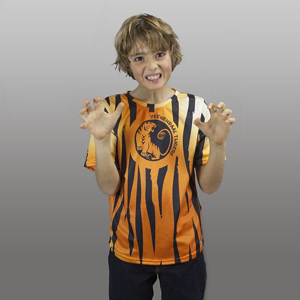 enfant blond vêtu d'un maillot sublimé tigré