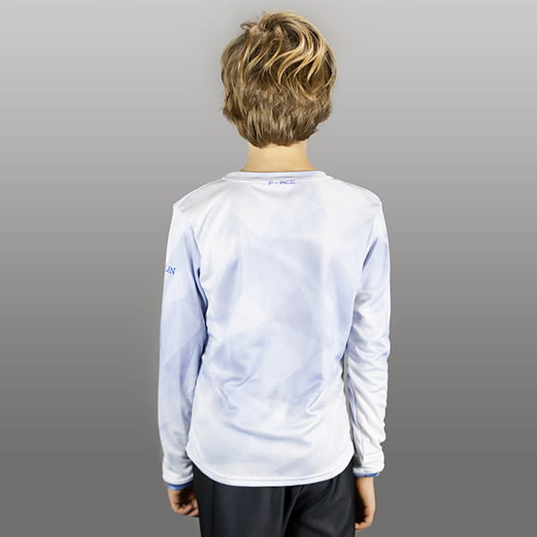 kind van achteren in gesublimeerd witte sportshirt met lange mouwen