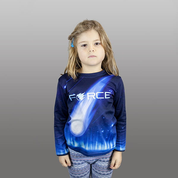 kind draagt ​​een gesublimeerd blauw Force sportshirt met lange mouwen