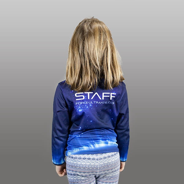 kind van achteren in ​​een gesublimeerd blauw Force sportshirt met lange mouwen