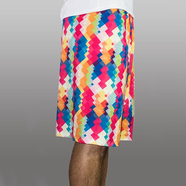 vue de profil de jambes d'homme portant un short long coloré