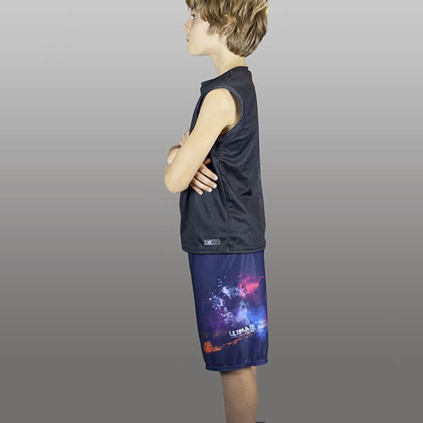 vue de profil d'un enfant portant un short long galaxy et un maillot noir