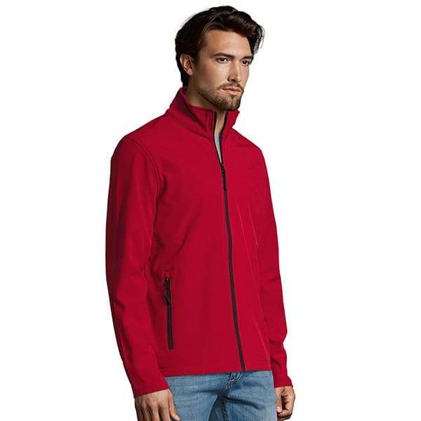 homme portant une softshell rouge