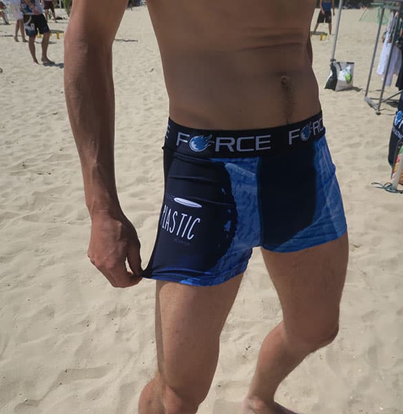 onderlichaam van een man met blauw gesublimeerd ondergoed op het strand