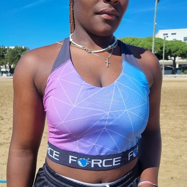 poitrine d'une femme noire portant une brassière de sport colorée