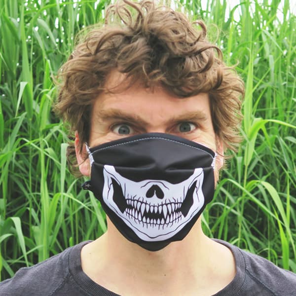 man met een zwart-wit schedel mondmasker