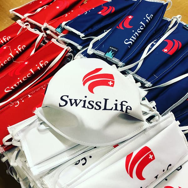 swisslife mondmaskers stapelen zich op een tafel