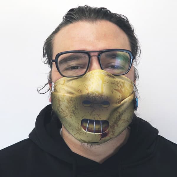 homme à lunettes portant un masque barrière hannibal lecter