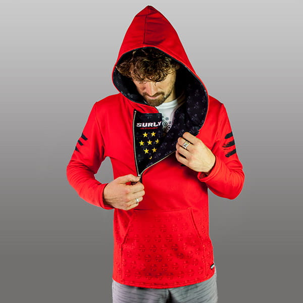 achterkant van een man met een rode gesublimeerde hoodie