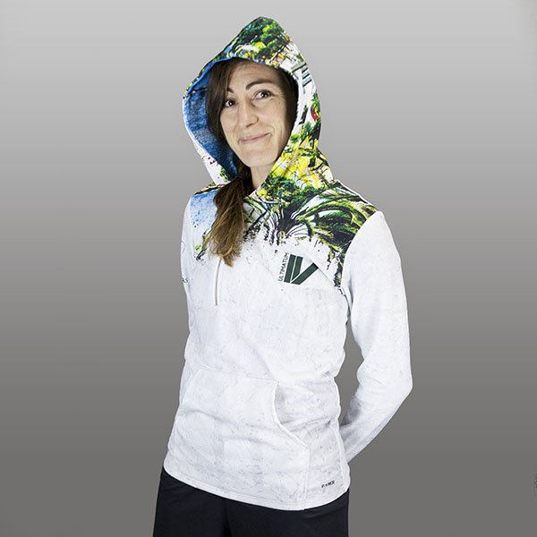 vrouw draagt een witte gesublimeerde hoodie met capuchon omhoog