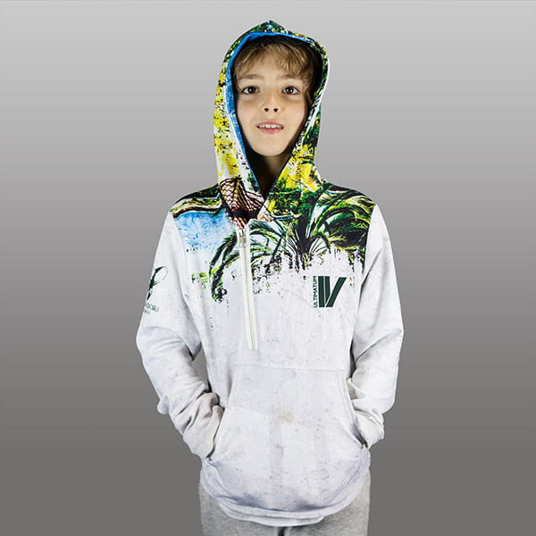 kind met een witte gesublimeerde hoodie met capuchon omhoog