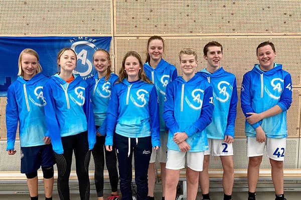 groupe de jeunes debout portant des sweats à capuche sublimés bleus