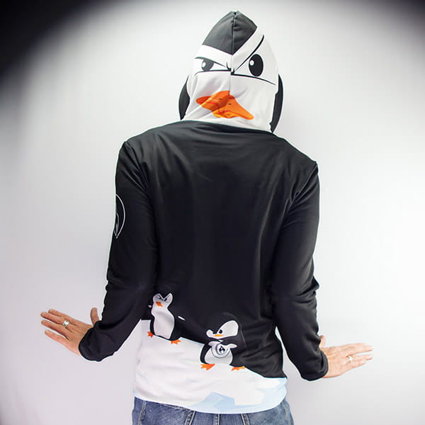 personne de dos portant un sweat à capuche pingouin