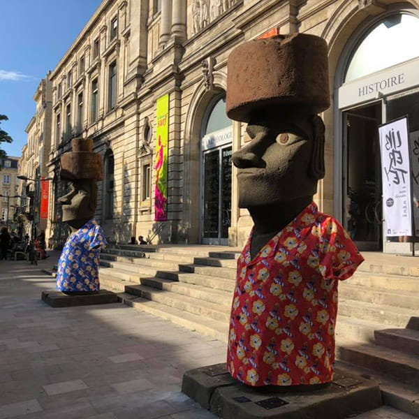 moa statues wearing hawaïan shirts