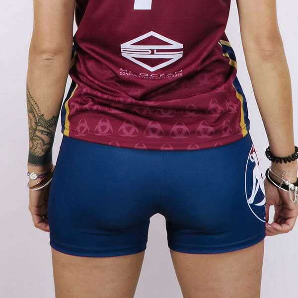 onderlichaam van een vrouw vanaf de achterkant in een volleybal shorty