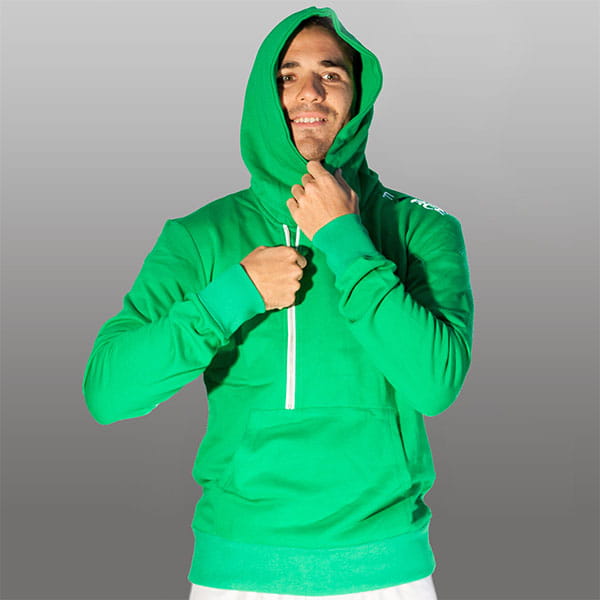 homme portant un sweat à capuche vert avec capuche relevée