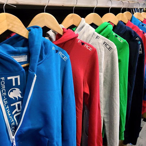 hoodies in verschillende kleuren op hangers