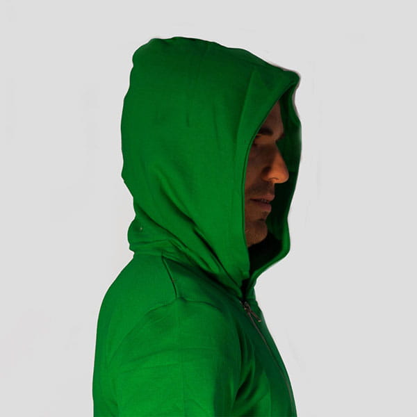 tête d'un homme de profil portant un sweat à capuche vert avec capuche relevée