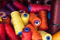 bobines de fils colorés de couture